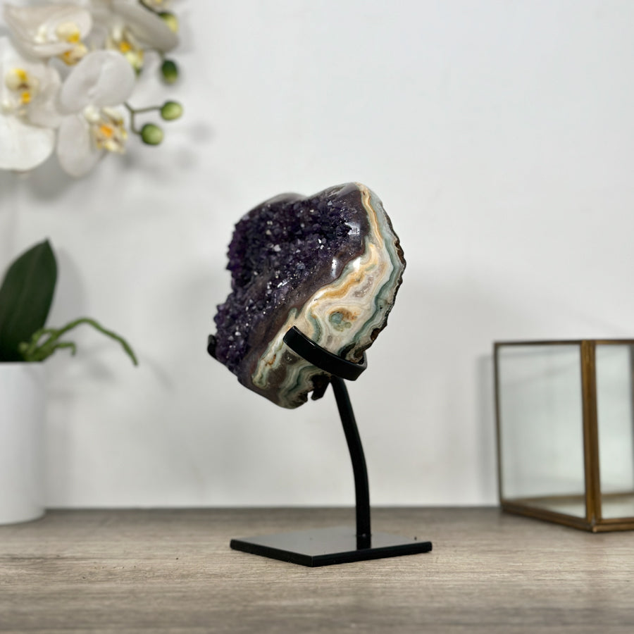 Amethyst-Jaspis-Herzskulptur mit kontrastreicher Jaspis-Matrix und violetter Kristallzone