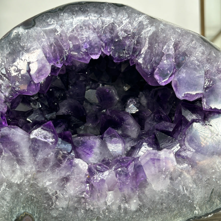 Amethyst-Geode mit präzise ausgebildeter Kristallkammer