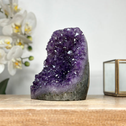 Amethyst-Kathedrale mit großflächigen, prägnanten Kristallspitzen