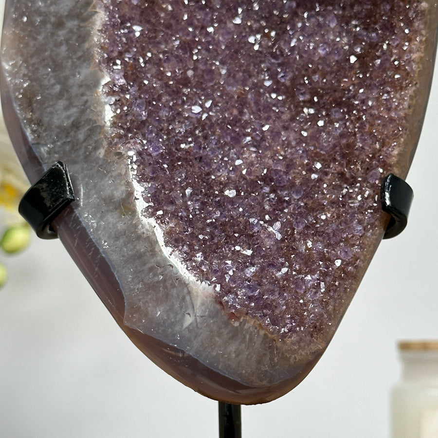 Druzy-Amethyst-Geode mit schimmernder Kristalloberfläche und Quarzschale