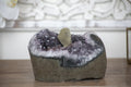 Amethyst-Geode mit wunderschön hervorstechender Kalzit-Kristallbildung