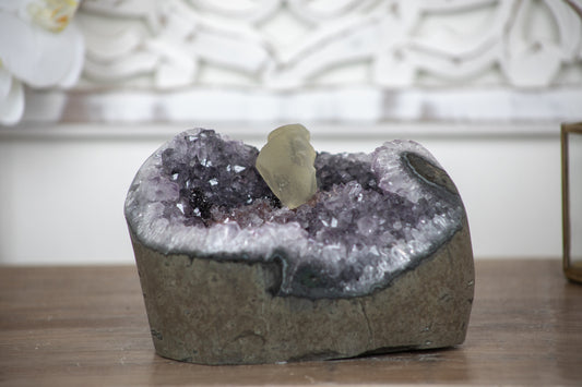 Amethyst-Geode mit wunderschön hervorstechender Kalzit-Kristallbildung