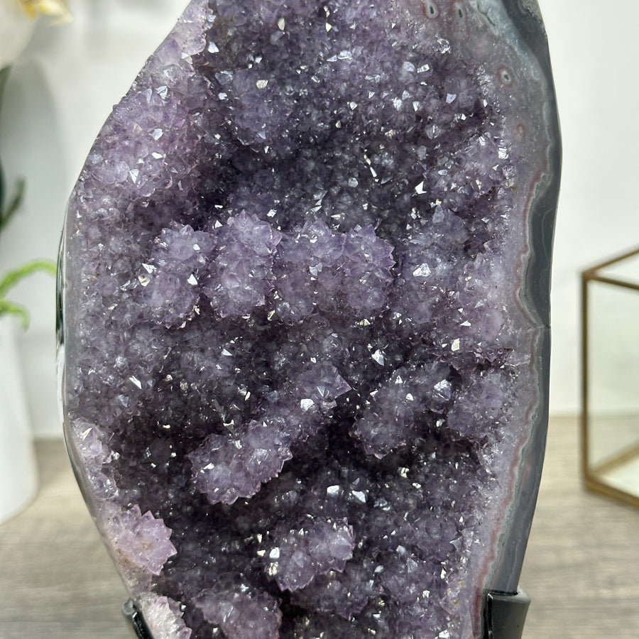 Amethyst-Achat-Geode mit dichter Stalaktitenbildung