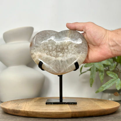 Quarz-Herzskulptur mit klar definierter, lichtreflektierender Kristallstruktur