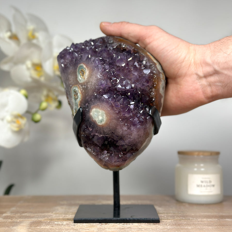 Amethyst-Jaspis-Kristallcluster mit kontrastreicher Mineralmatrix