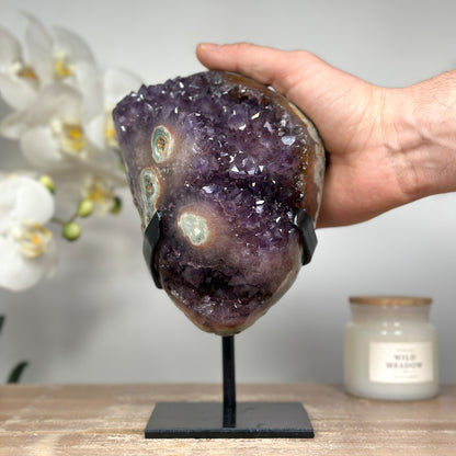 Amethyst-Jaspis-Kristallcluster mit kontrastreicher Mineralmatrix