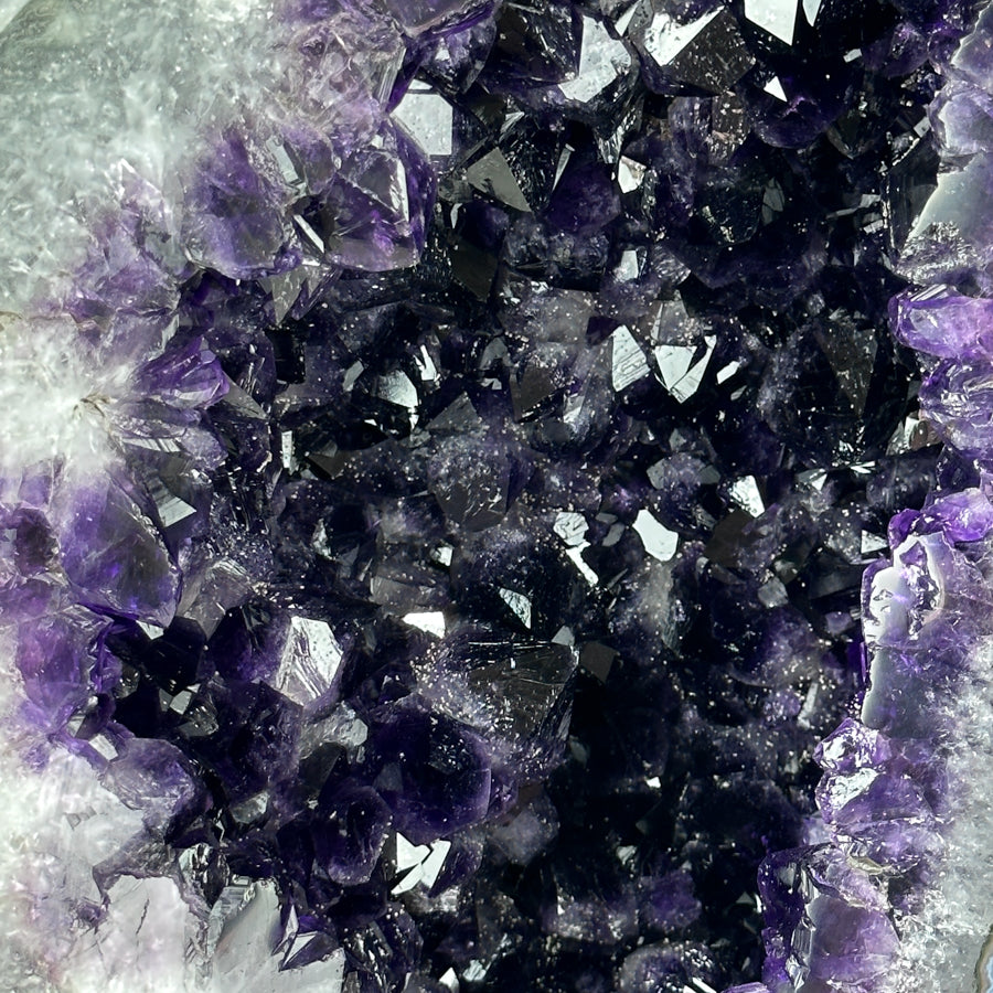 Amethyst-Geode groß mit tiefvioletten, lichtreflektierenden Kristallen, in exklusiver Premiumqualität