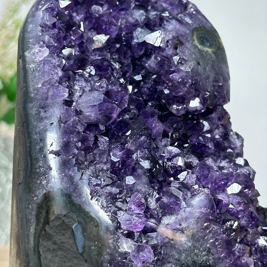 Amethyst-Kathedrale mit markant facettierter Kristallarchitektur