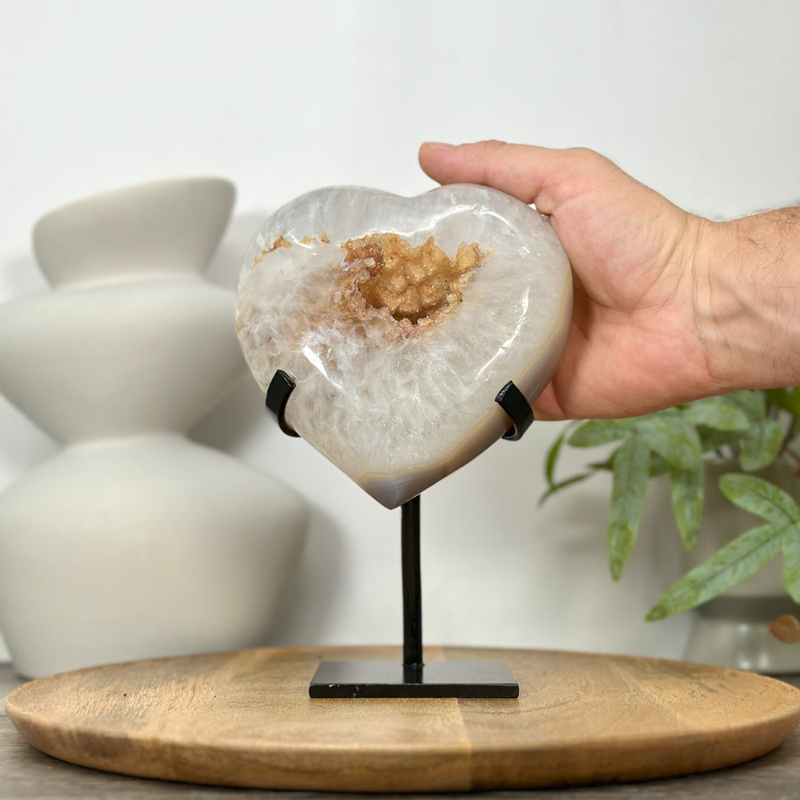 Gelbe Quarz-Druzy-Herzskulptur mit funkelnder Druzy-Oberfläche und transparenter Kristallbildung
