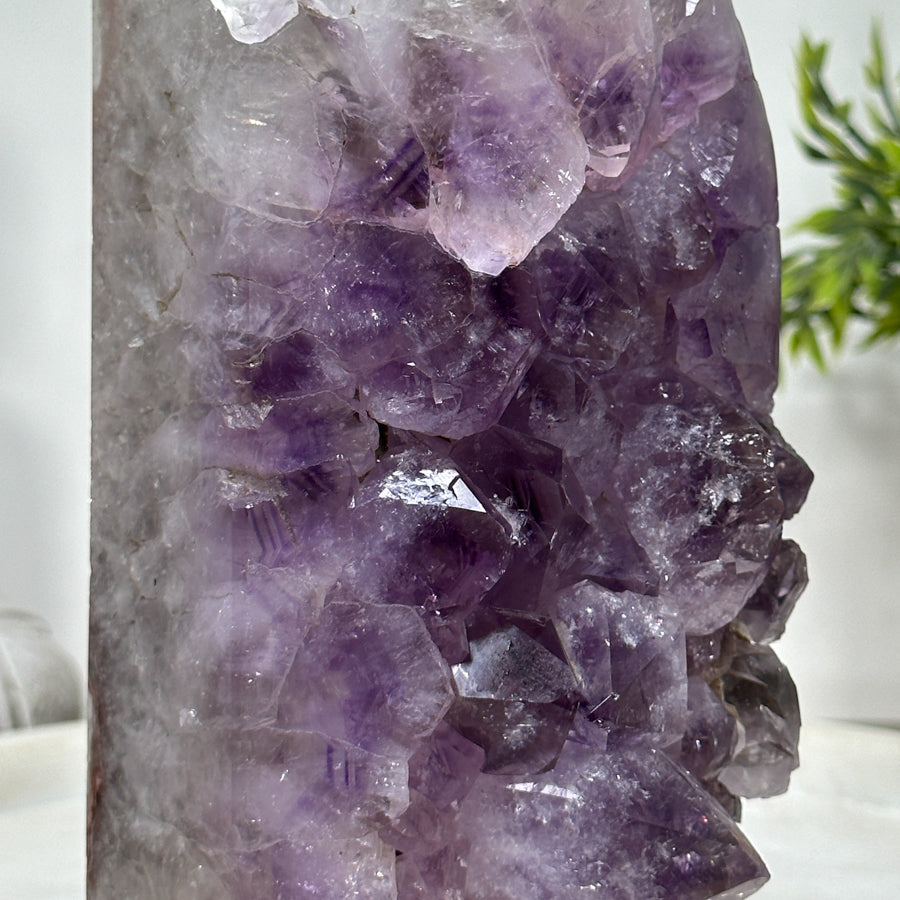 Amethyst-Grünjaspis-Obelisk mit vielschichtiger Naturstruktur