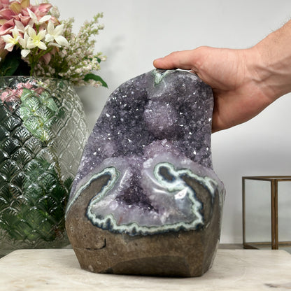 Amethyst-Jaspis-Geode massiv mit stalaktitischer Kristallstruktur und mystisch grüner Jaspis-Matrix