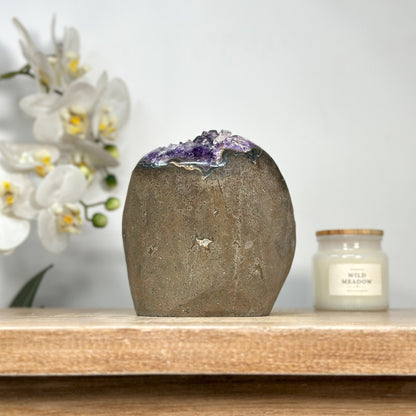 Amethyst-Geode mit samtig violetter, kraftvoller Kristallstruktur