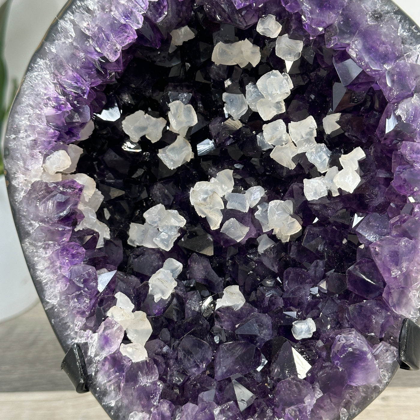Amethyst-Geode mit klar ausgebildeter Kalzitstruktur und differenzierter Kristallbildung