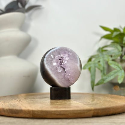 Amethyst-Sphäre mit transparenter Bänderung und klarer Kristallbildung