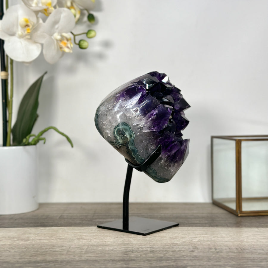 Amethyst-Cluster mit groß gewachsenen, leuchtend tiefvioletten Kristallspitzen