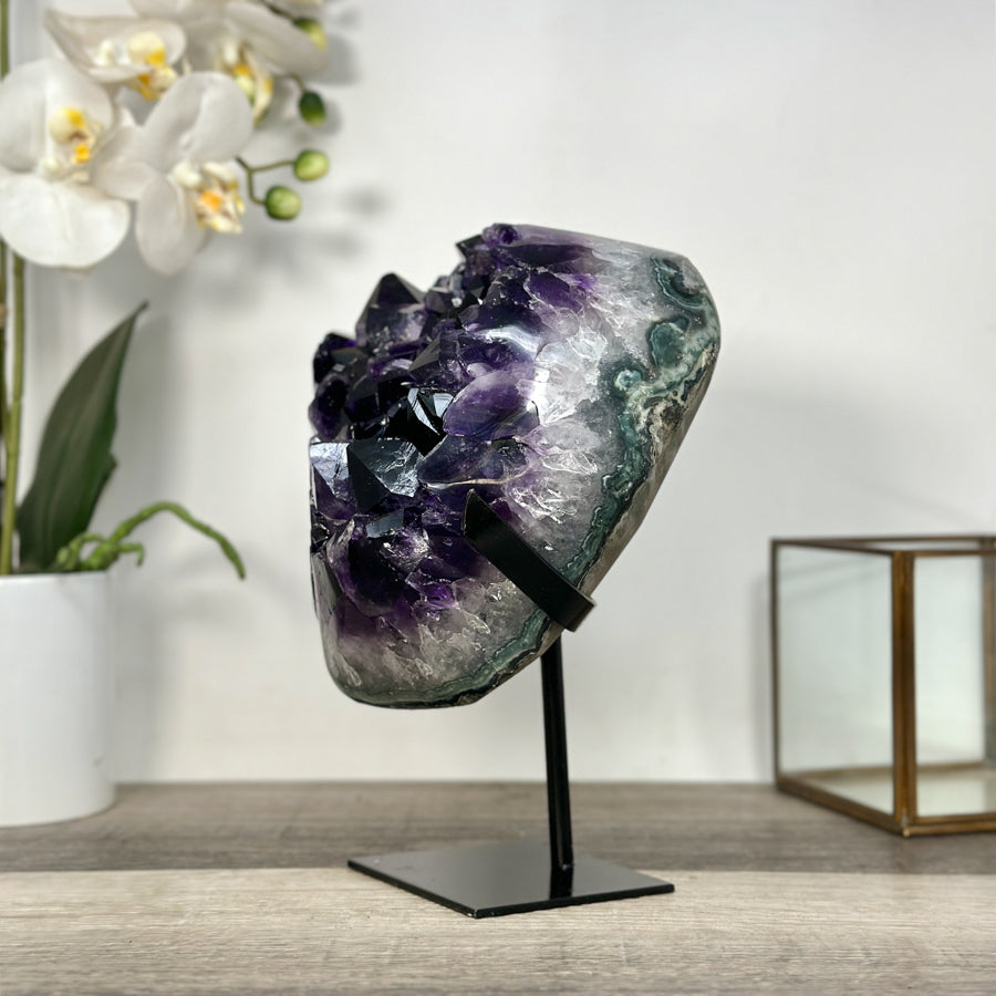 Amethyst-Geodencluster mit großflächigen, kraftvoll gewachsenen Kristallspitzen