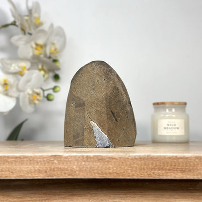 Amethyst-Druse mit stalaktitischer Kristallstruktur und tropfsteinartiger Innenarchitektur