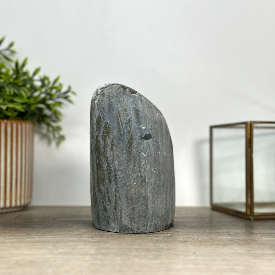 Amethyst-Druse mit klar definierten, violetten Kristallspitzen