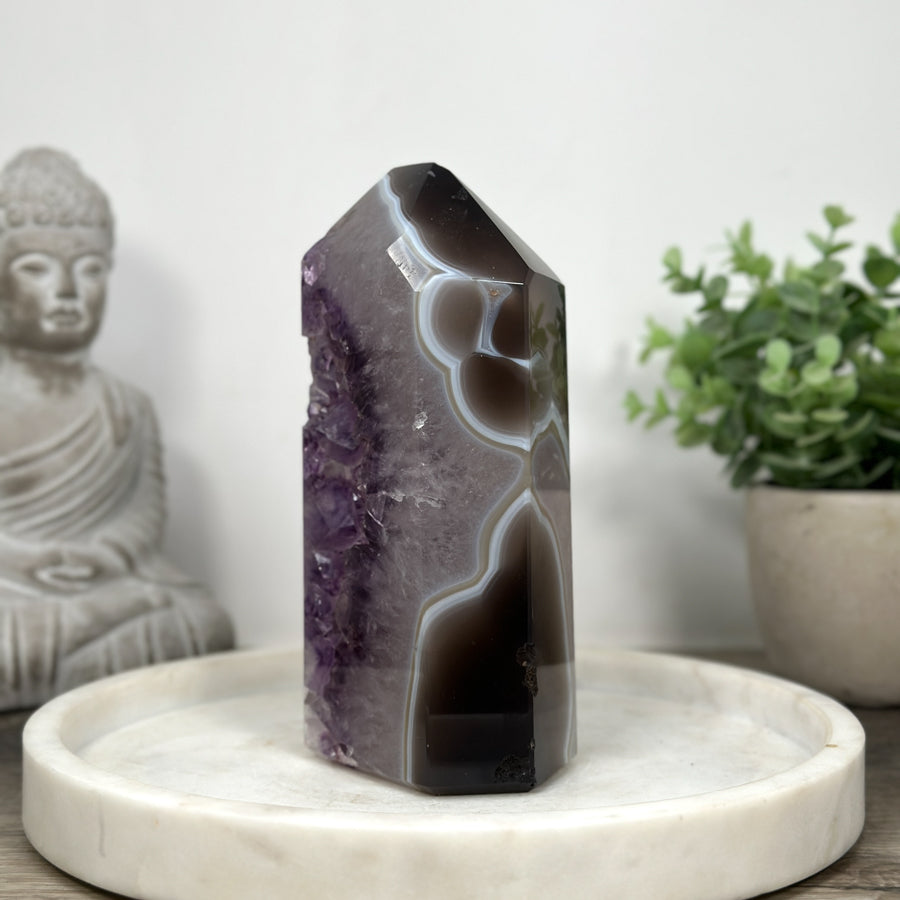 Amethyst-Achat-Obelisk mit markanter Achatbänderung, in ausgewählter Spitzenqualität