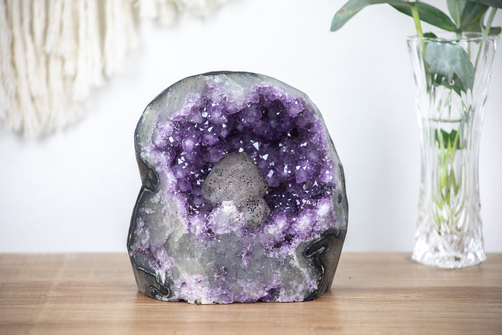 Amethyst-Geode mit plastisch hervorstechendem Kalzit-Kristall