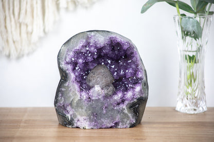 Amethyst-Geode mit plastisch hervorstechendem Kalzit-Kristall