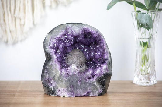 Amethyst-Geode mit plastisch hervorstechendem Kalzit-Kristall