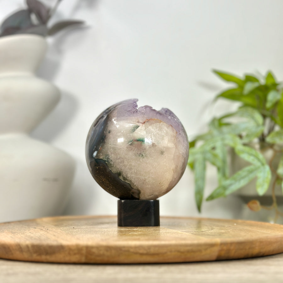 Amethyst-Sphäre mit purpurner Kristallformation und Achat-Maserung