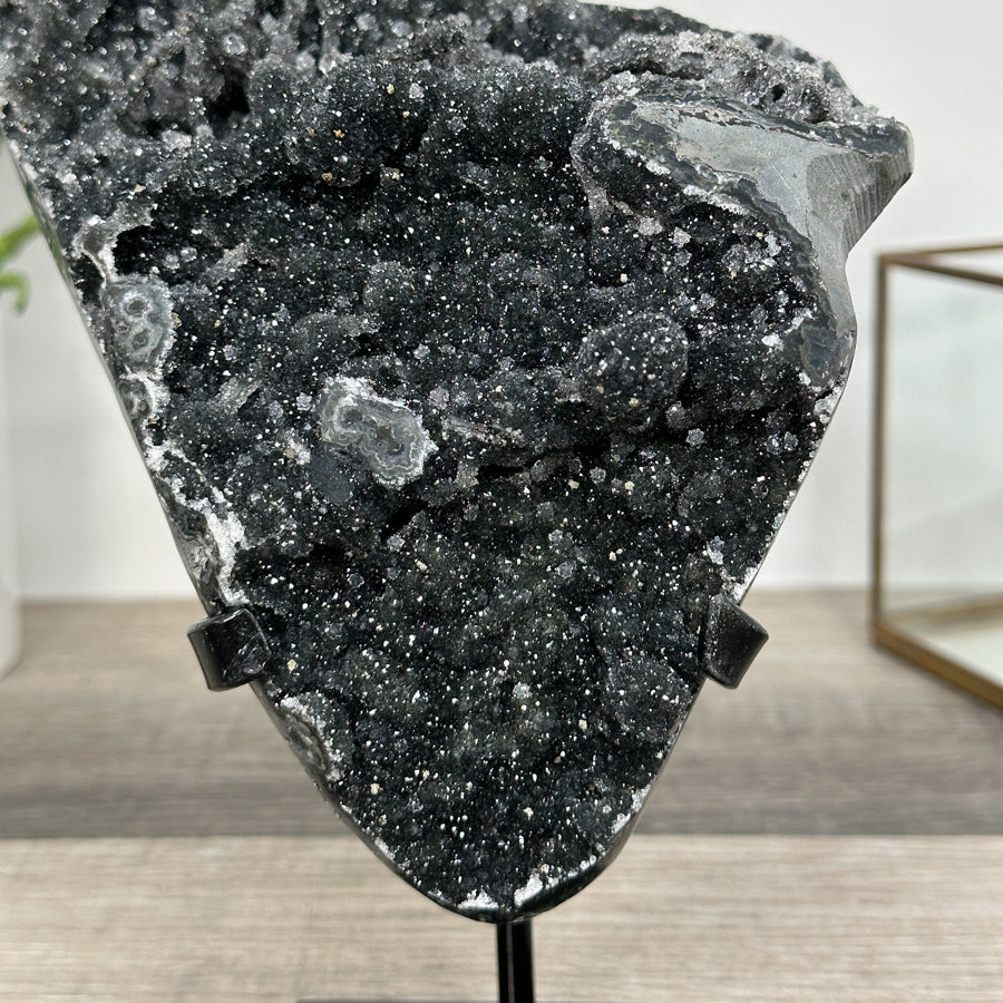 Schwarzer Druzy-Kristallcluster mit metallisch schimmernder Oberfläche