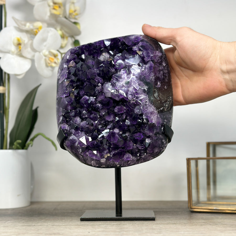 Amethyst-Kristallcluster mit gleichmäßig gewachsener Spitzenzone, in ausgewählter Spitzenqualität