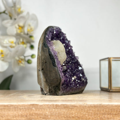 Amethyst-Kristall mit klar ausgeprägter weißer Kalzitformation