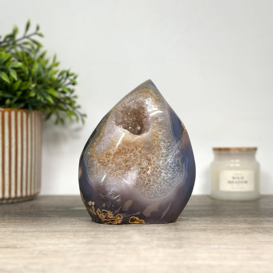 Achat-Quarz-Geoden-Flammenskulptur mit gebänderter Gesteinsstruktur