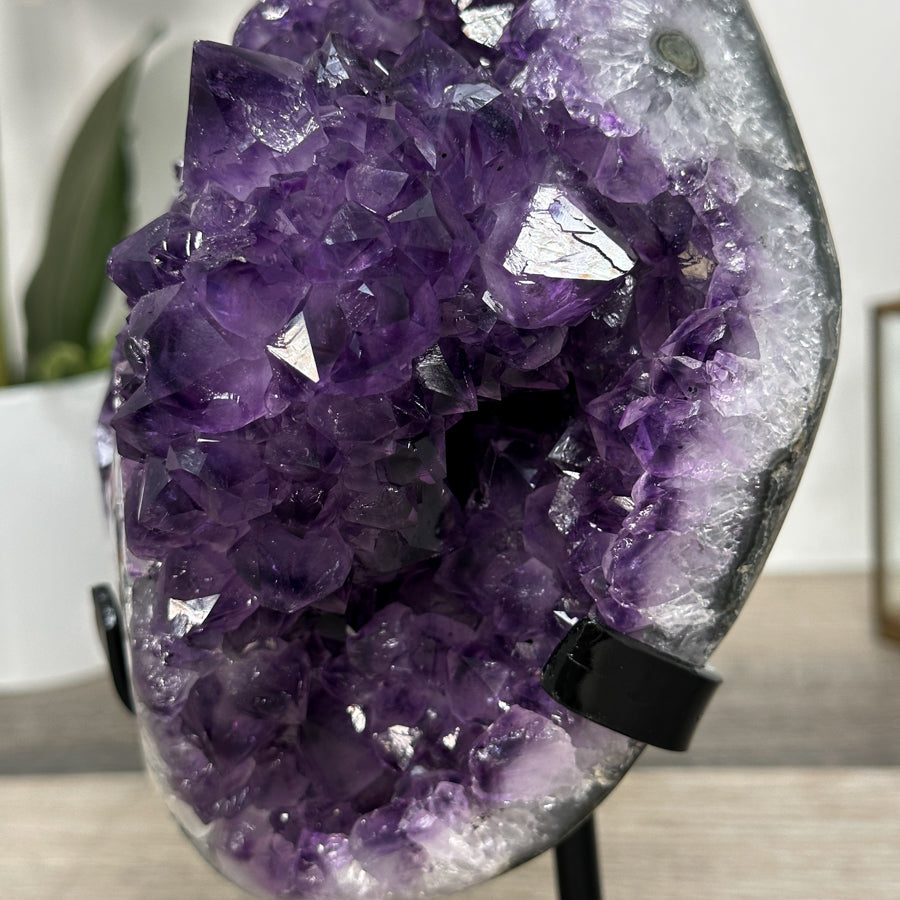Amethyst-Geodencluster mit kontrastierender Quarz-Matrix