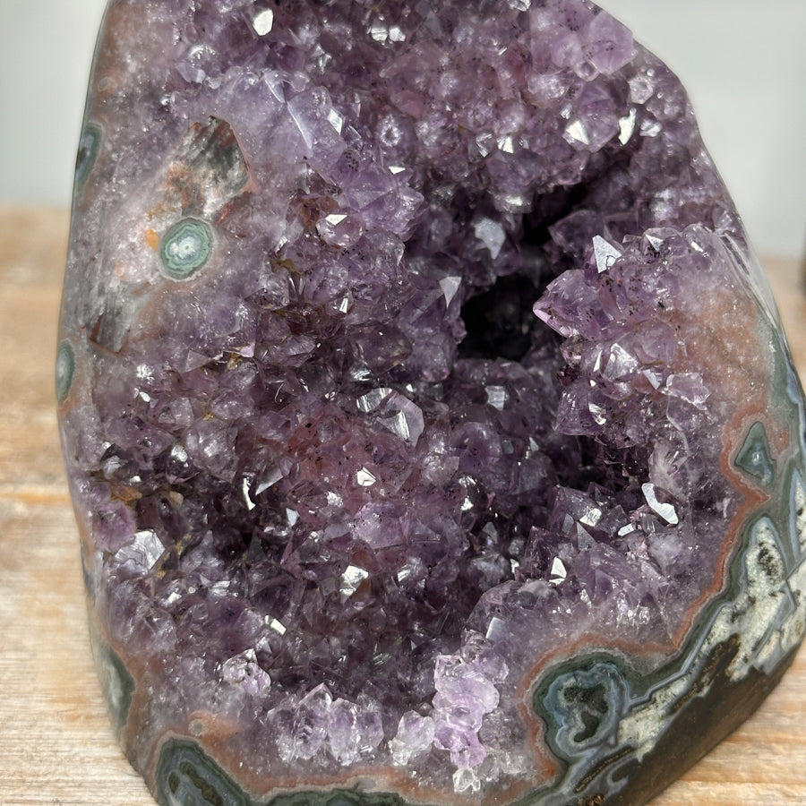 Amethyst-Druse mit Jaspis-Schale und kontrastreicher Matrixstruktur