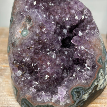 Amethyst-Druse mit Jaspis-Schale und kontrastreicher Matrixstruktur