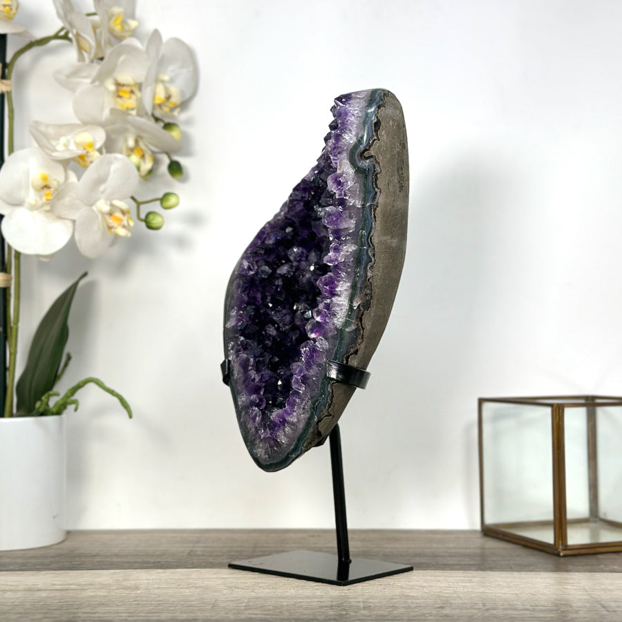 Amethyst-Geode mit tiefvioletter, massiver Kristallformation