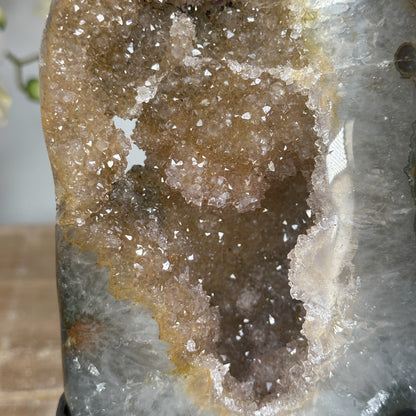 Zucker-Druzy-Kristallcluster gelb mit Quarzmatrix