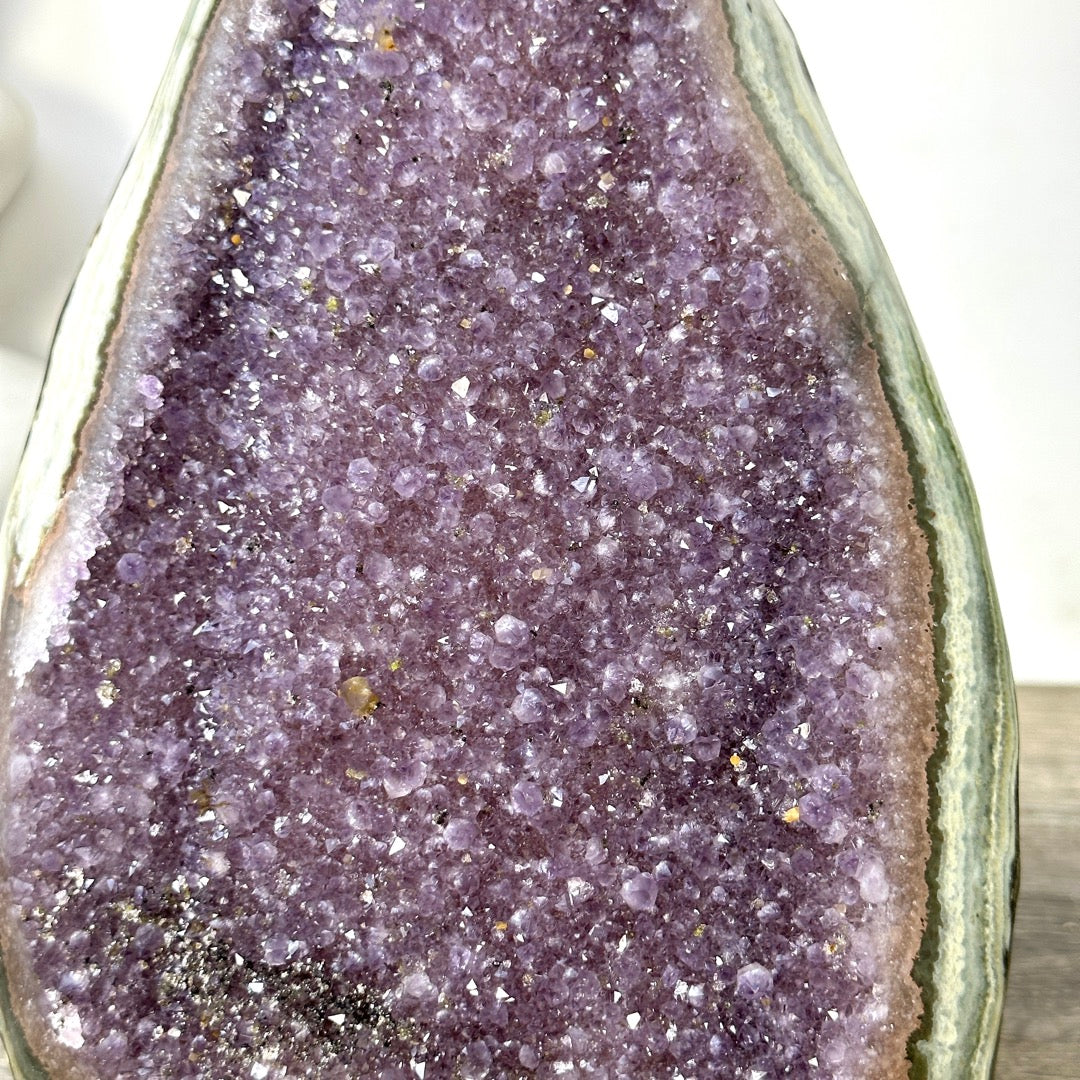Amethyst-Kathedrale groß mit einzigartiger grüner Jaspis-Schale