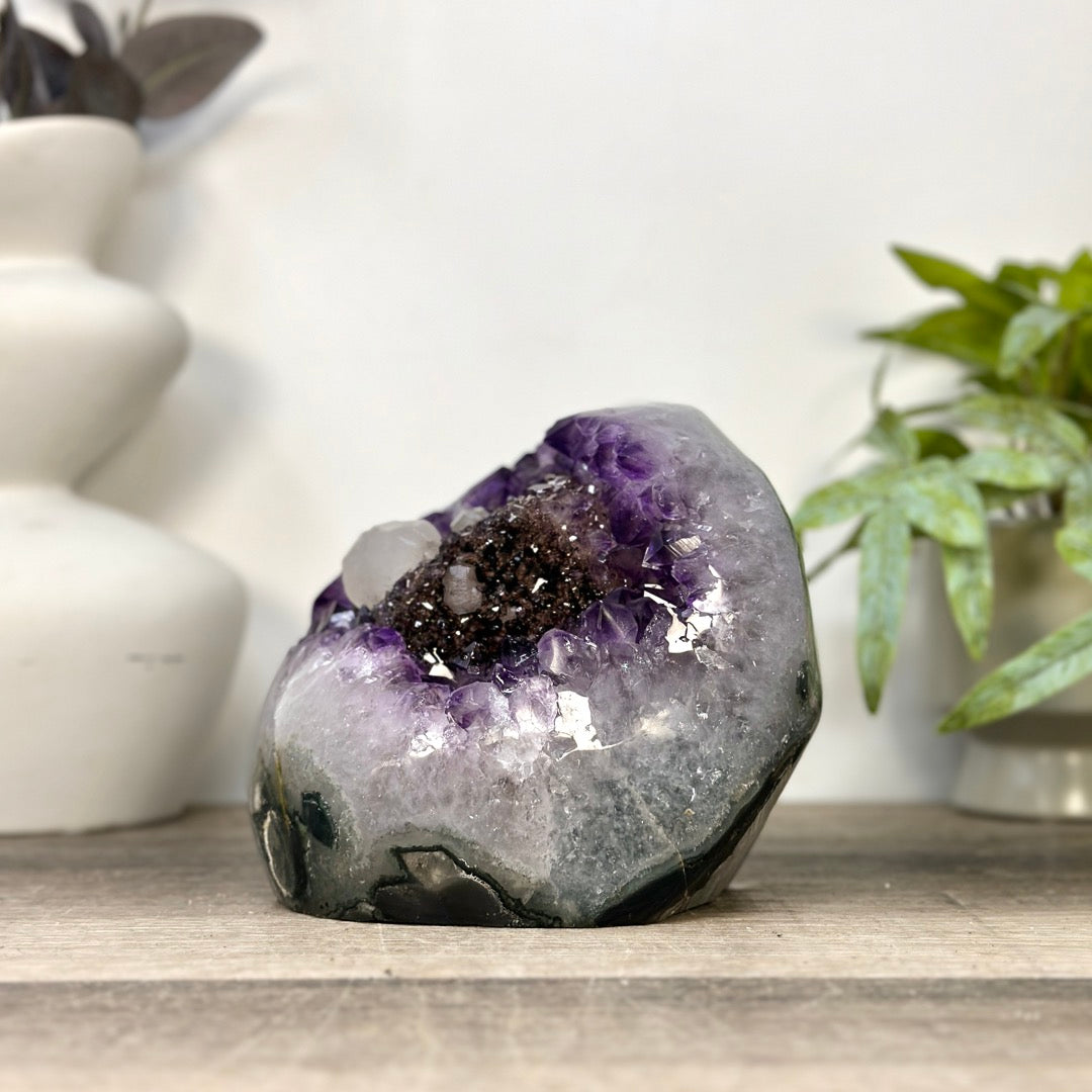 Amethyst-Cluster mit schwarzem Hämatit und feiner Kalzitbildung