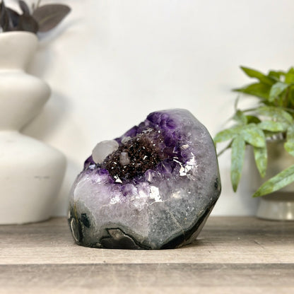 Amethyst-Cluster mit schwarzem Hämatit und feiner Kalzitbildung