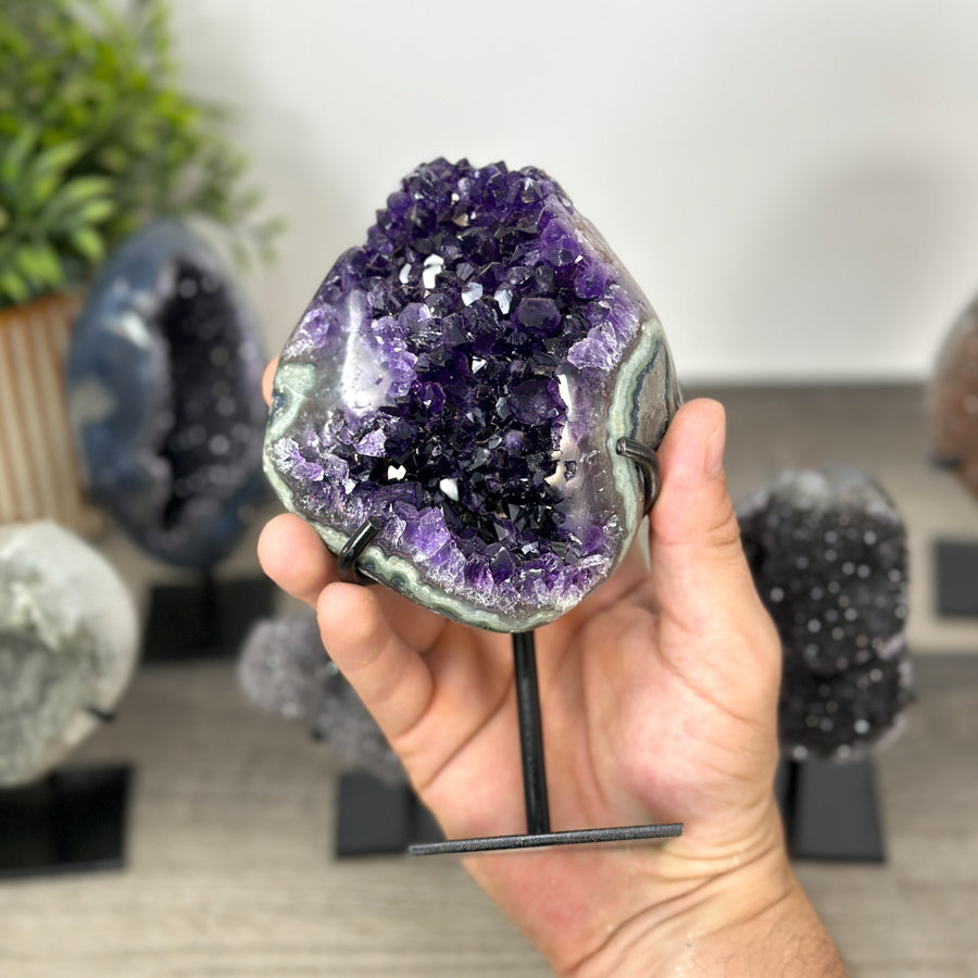 Kristallenskulpturen-Set 6-teilig, mit facettenreicher Kristallstruktur und kontrastreicher Mineralvielfalt