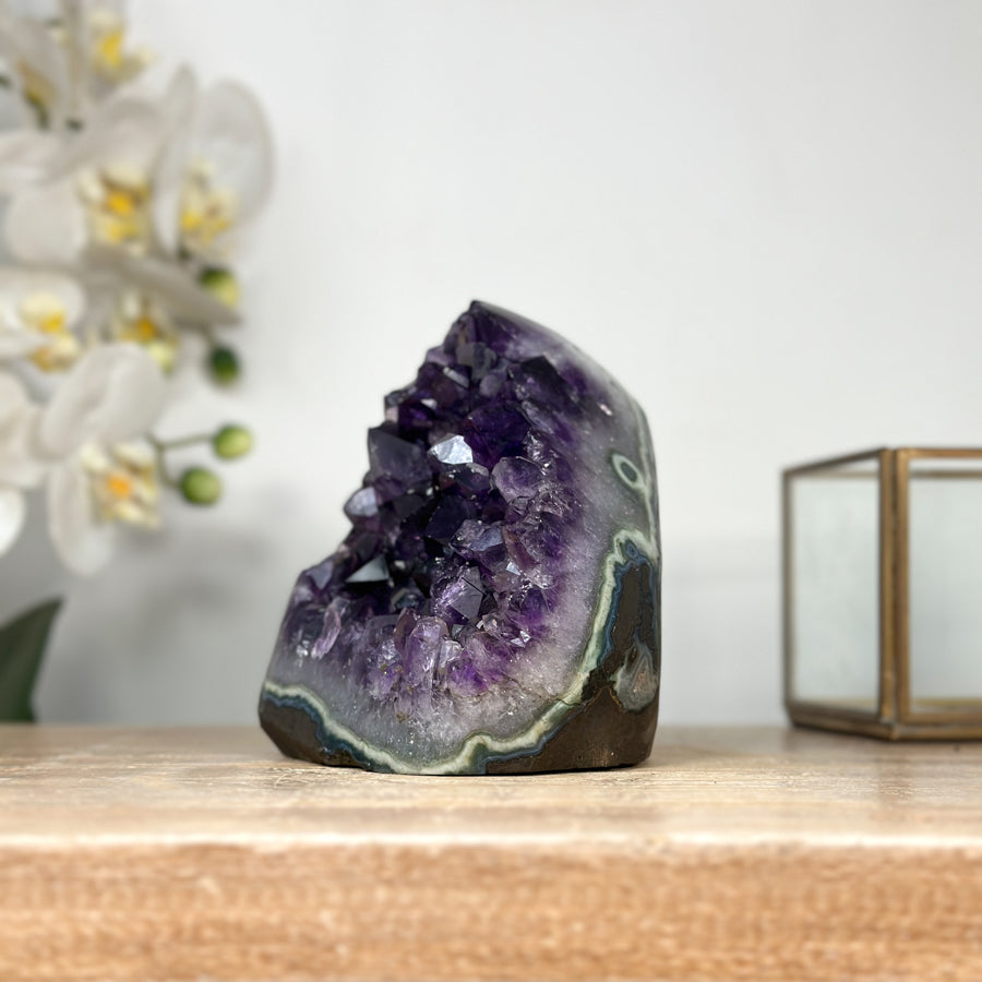 Amethyst-Kathedrale mit großformatigen, tiefvioletten Kristallspitzen, in ausgewählter Spitzenqualität