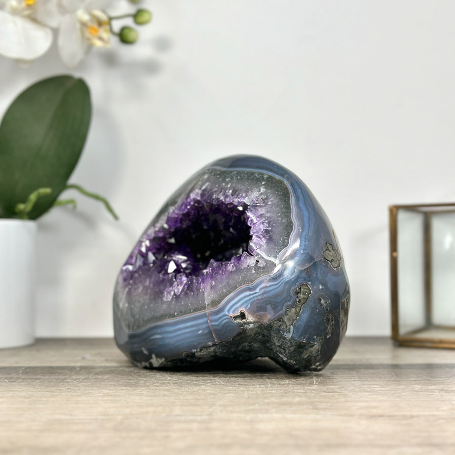 Amethyst-Achat-Geode mit markanter blauer Bänderung