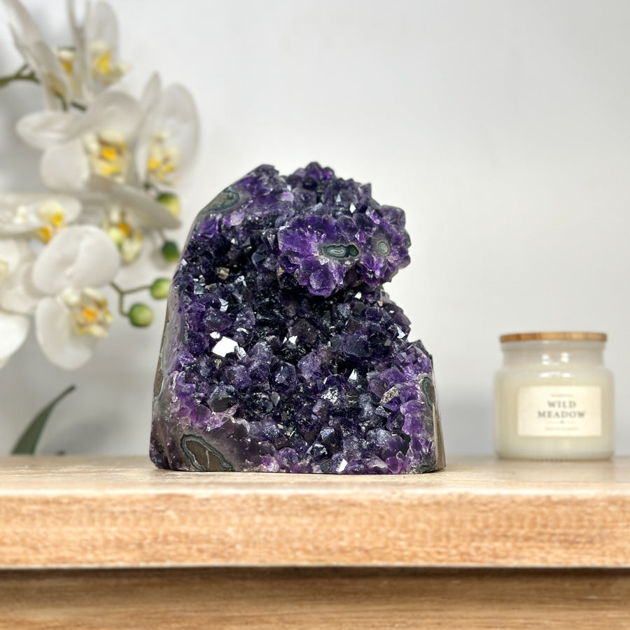 Amethyst-Druse mit intensiv tiefvioletter Kristallstruktur