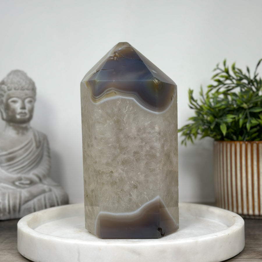 Quarz-Obelisk groß mit wunderschön ausgeprägter Kristallstruktur