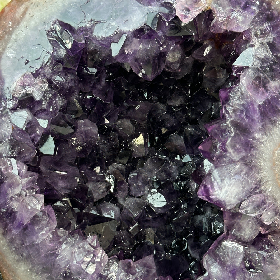 Amethyst-Geode groß mit mehrfarbig schimmernder Randstruktur