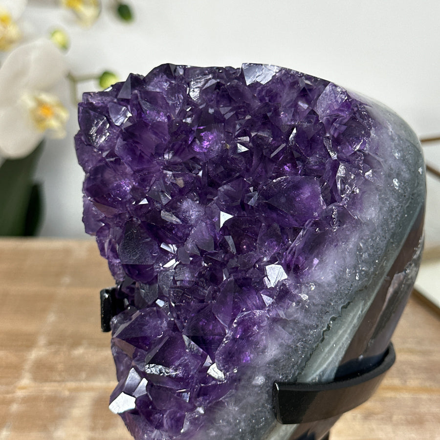 Amethyst-Kristallcluster mit großkristalliner, glänzender Oberfläche
