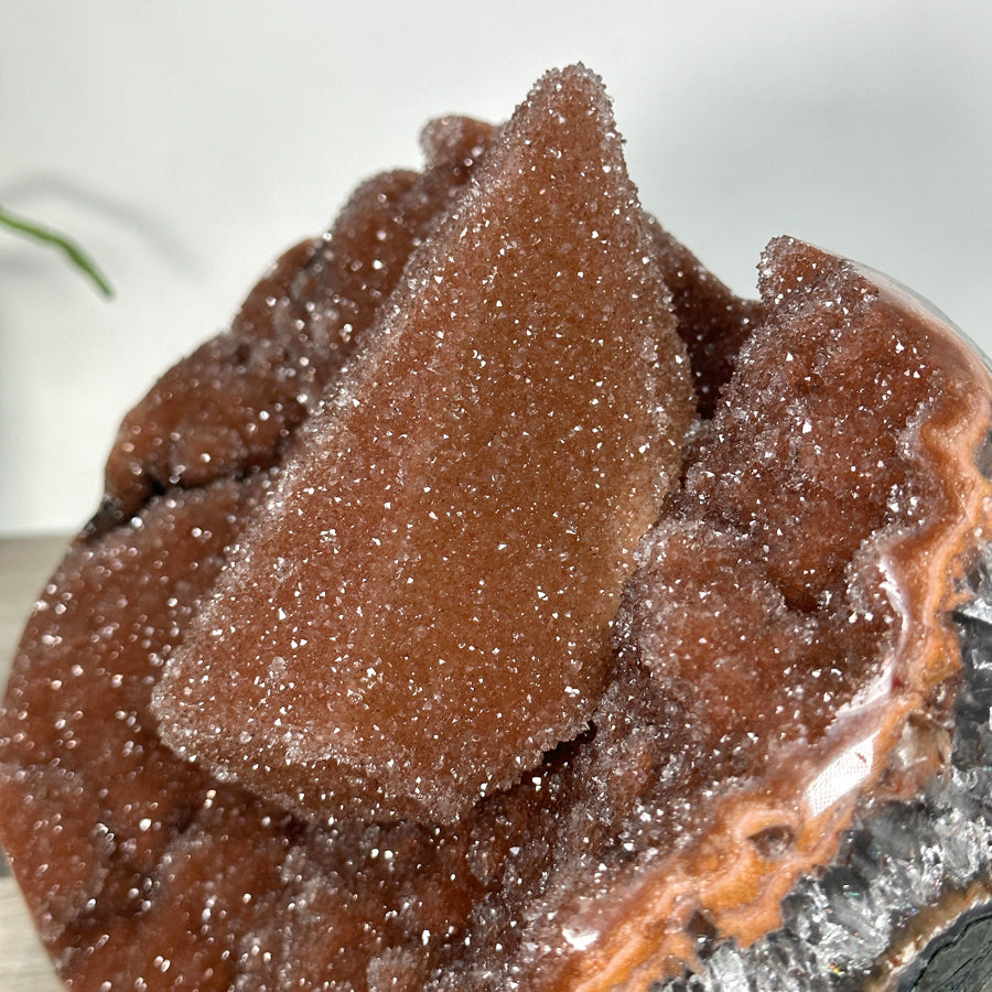 Kalzit-Kristall mit orangefarbener Druzy-Oberfläche und außergewöhnlich feiner kristalliner Struktur