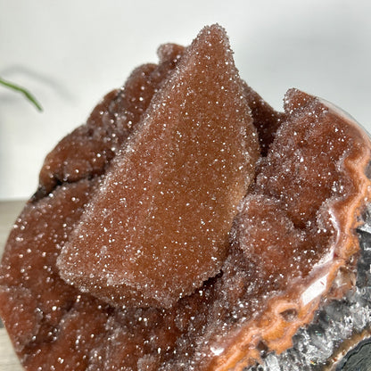 Kalzit-Kristall mit orangefarbener Druzy-Oberfläche und außergewöhnlich feiner kristalliner Struktur