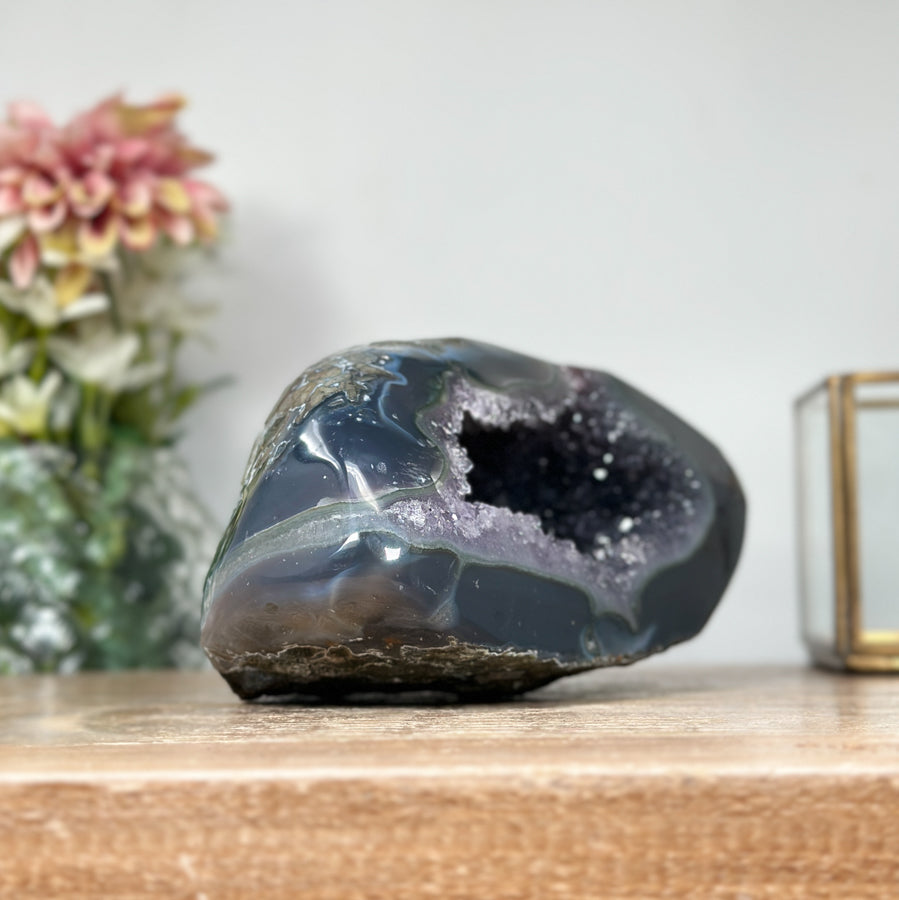 Amethyst-Geode mit polierter Achat-Schale und klarer Kristallstruktur