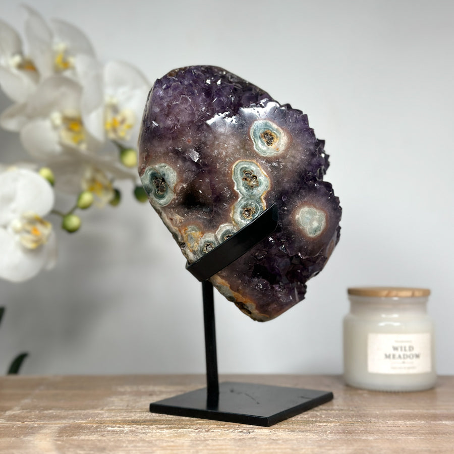 Amethyst-Jaspis-Kristallcluster mit kontrastreicher Mineralmatrix